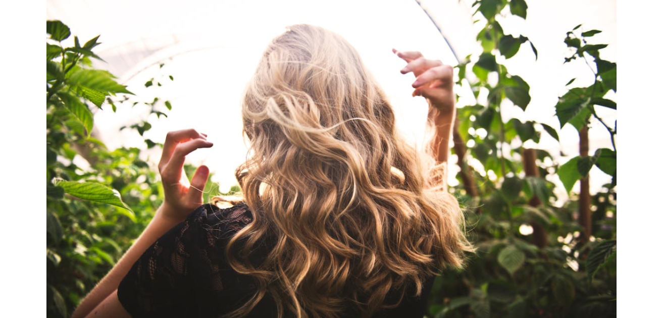 Come prendersi cura dei capelli dopo i giorni di sole e mare