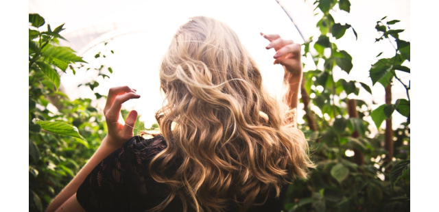 Come prendersi cura dei capelli dopo i giorni di sole e mare